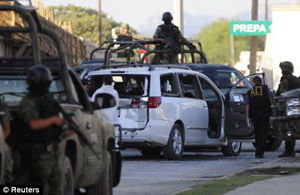 Soldados guardam a cena do crime em Nuevo Laredo (Foto: Reuters)