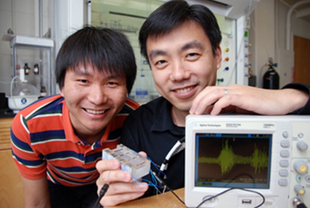 Os cientistas Xudong Wang e Jian Shi com o microdispositivo da pesquisa. (Foto: Divulgação)
