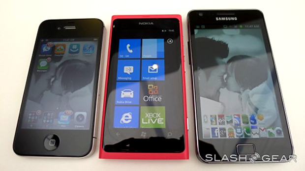 iPhone 4S vs Lumia 800 vs Galaxy S II (Foto: Reprodução/SlashGear)