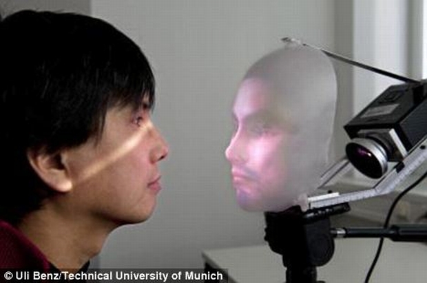 O sistema de projeção que fica atrás da máscara, para garantir uma interação face-a-face com os humanos. (Foto: Divulgação)