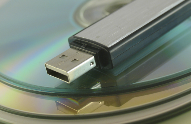 Pen drive e CD (Foto: Reprodução/Stock.XCHNG)