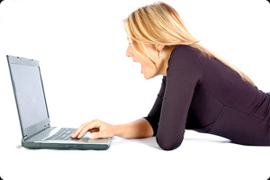 Mulher no laptop (Foto: Reprodução)