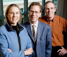 Os pesquisadores Nancy Sottos, Scott White e  Jeffrey Moore. (Foto: L. Brian Stauffer)