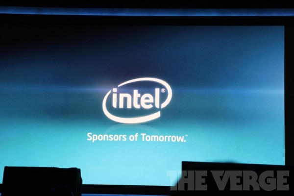 "Intel, o patrocinador do amanhã" - slogan no Keynote da Intel CES 2012 (Foto: Reprodução/The Verge)