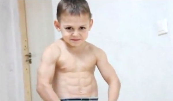 Giuliano Stroe é a criança mais forte do mundo (Foto: Reprodução)