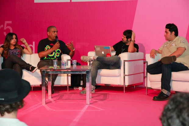 Mesa foi moderada pelo jornalista Rafael Rocha, fundador e Diretor de Criação da revista Noize (Foto: Allan Melo/TechTudo)