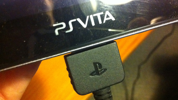 Jornalistas alertam para problema ao carregar a bateria do PS Vita (Foto: GameInformer) (Foto: Jornalistas alertam para problema ao carregar a bateria do PS Vita (Foto: GameInformer))