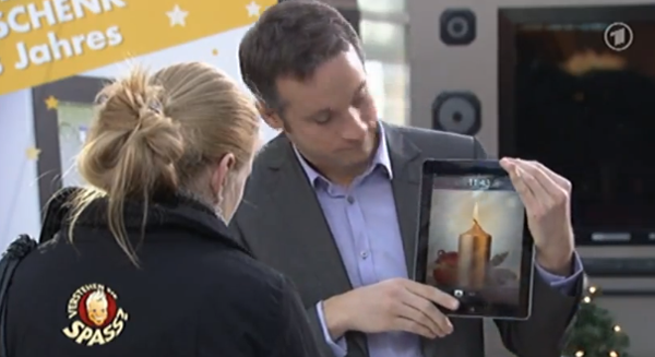 Simon Pierro mostrando as novas e curiosas funções do seu iPad mágico (Foto: Reprodução)
