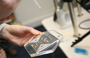 Uso de nanomateriais permite a criação de celulares que praticamente repelem a água (Foto: Reprodução)