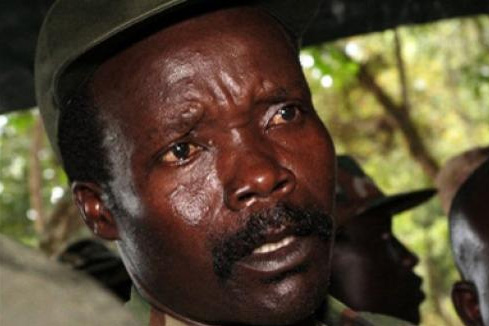 Joseph Kony, comendante do LRA e acusado de sequestrar mais de 60 mil crianças (Foto: Reprodução/Monique Mansur)
