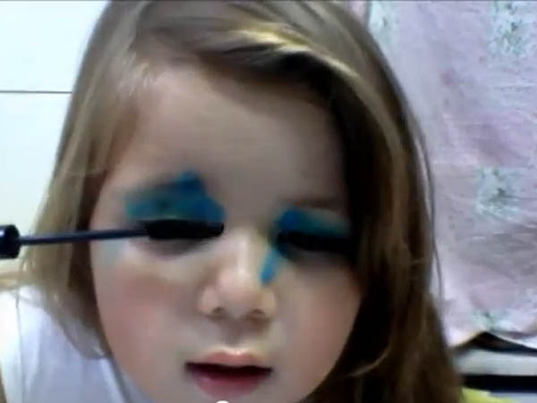 Sucesso no YouTube, Julie ensina crianças a fazer maquiagem (Foto: Reprodução)
