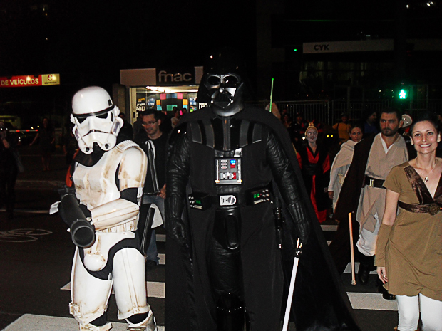 Fãs fantasiados com personagens de Star Wars causam furor na Av. Paulista (Foto: Flavio Barboni/TechTudo)