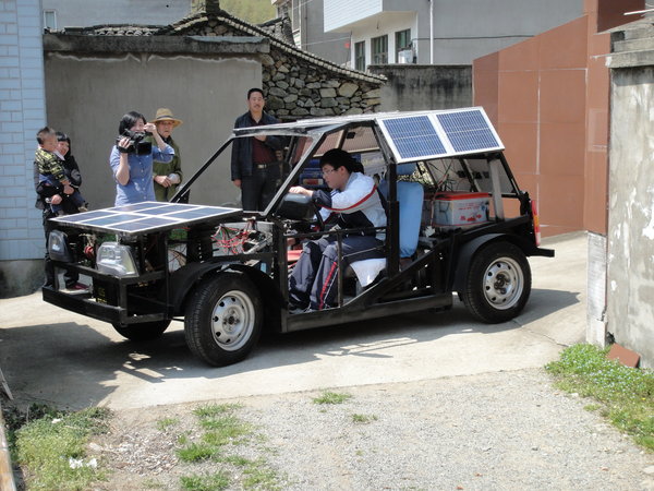 Zhu Zhenlin gastou o equivalente a 5 mil reais para fazer um carro  movido  por energia solar (Foto: Reprodução)
