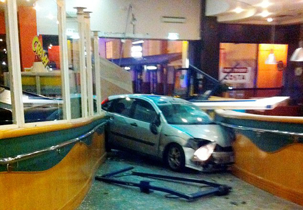 Mulher entrou com o carro na loja onde o namorado trabalhava (Foto: Reprodução/Daily Mail)