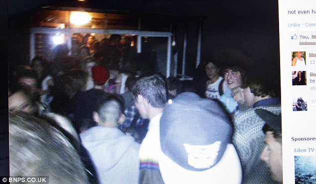 Foto tirada durante a festa (Foto: Reprodução/Daily Mail)