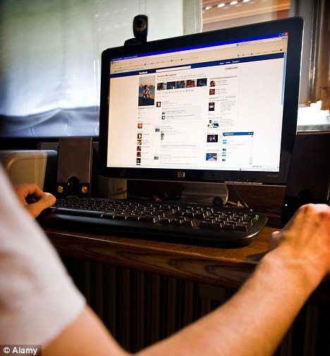 Adolescente criou uma identidade falsa no Facebook para atrair meninos (Foto: Reprodução/ Daily Mail)