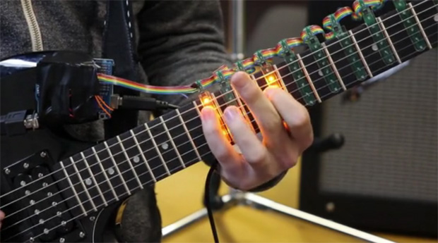 O Tabber é um dispositivo que ensina a tocar guitarra e violão (Foto: Reprodução)