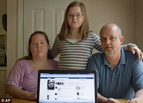 Alex Boston e seus pais posam perto da conta falsa criada para fazer bullying (Foto: Reprodução/AP)