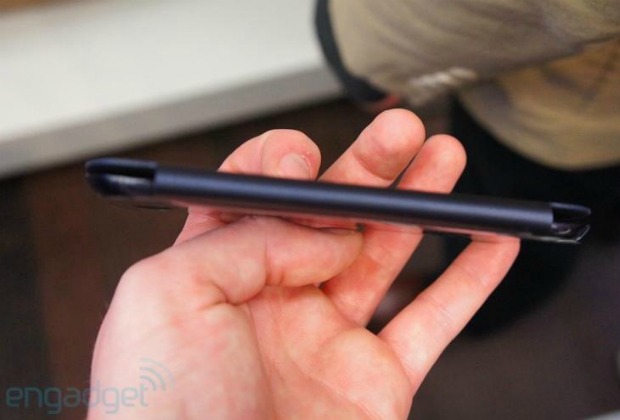 Esta é a caneta que acompanha o smartphone (Foto: Engadget)