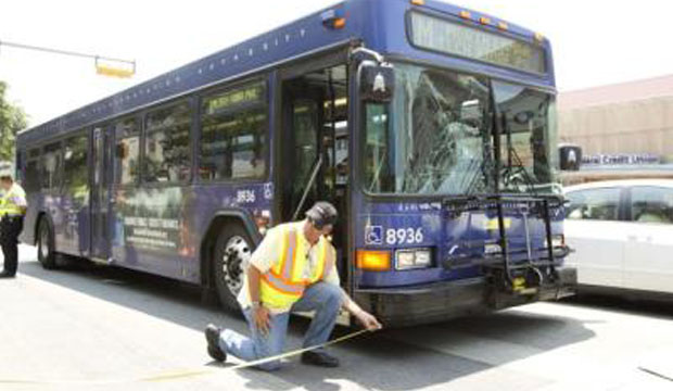 Perícia no ônibus do acidente (Foto: Statesman)