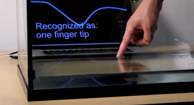Sistema da Disney pode reconhecer o toque até na água (Foto: Reprodução/YouTube)