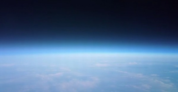 O planeta Terra, fotografado do espaço, pela câmera do Nokia 808 PureView (Foto: Reprodução/YouTube)