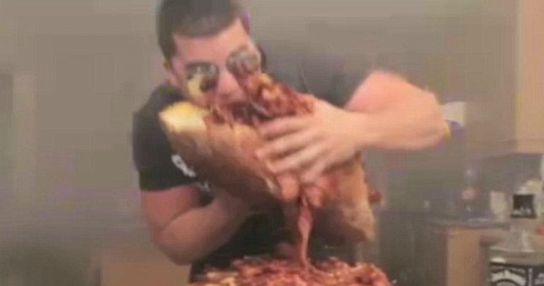 Homem devorando um mega hambúrguer (Foto: Reprodução)