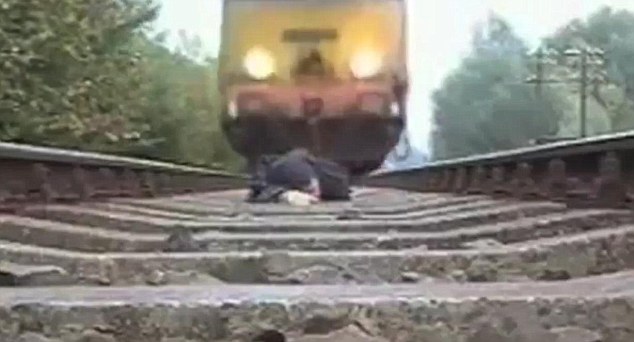 Homem fica na linha do trem e não é atropelado: milagre? (Foto: Reprodução)
