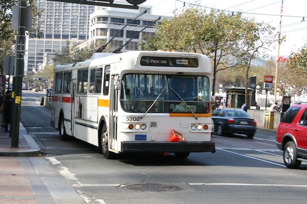 Ônibus elétrico em São Francisco, Califórnia, Estados Unidos (Foto: Reprodução / newsone.com)