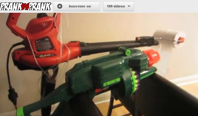 Aspirador que atira papel higiênico e ao lado uma arma que dispara dardos (Foto: Reprodução/YouTube)