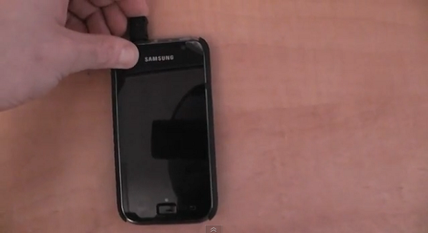 Mini pen-drive conserta Galaxy S II (Foto: Reprodução/YouTube)