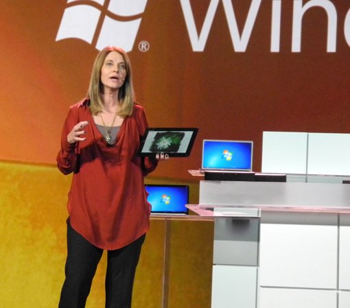 Executiva Tami Reller foi quem apresentou o Windows 8 To Go (Foto: Reprodução)