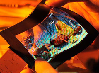 Este ecrã OLED flexível foi criada usando tecnologia FlexUPD ITRI, que utiliza um substrato de plástico que pode resistir a temperaturas elevadas. (Foto: Reprodução ITRI)