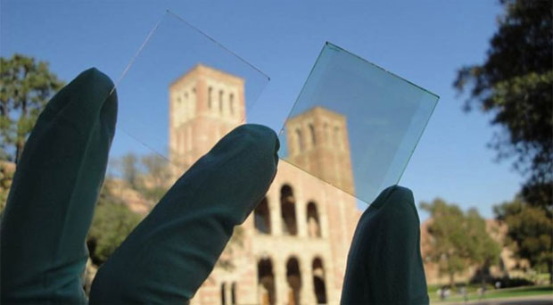 Na foto, a comparação entre o vidro comum (à esquerda) e a célula solar transparente (à direita) (Foto: Reprodução)