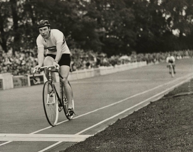 Reg Harris vence prova de ciclismo dos 1000 metros (Foto: Reprodução/ National Media Museum)