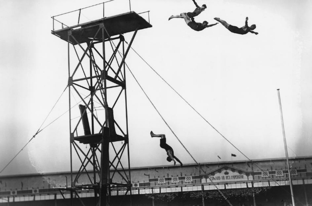 Mergulho acrobático no White City Stadium (Foto: Reprodução/ Agência Topical Press/Getty Images)