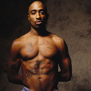 Tupac tinha tatuagem com as palavras Thug Life (Foto: Reprodução)