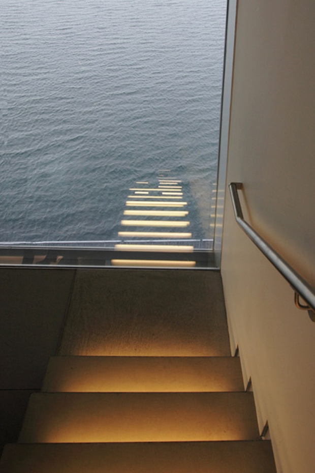Escadas iluminadas parecem chegar até o mar (Foto: Reprodução)