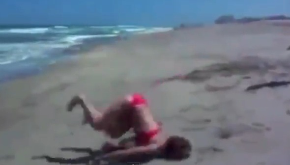 Mulher cai de cara na areia (Foto: Reprodução/YouTube)