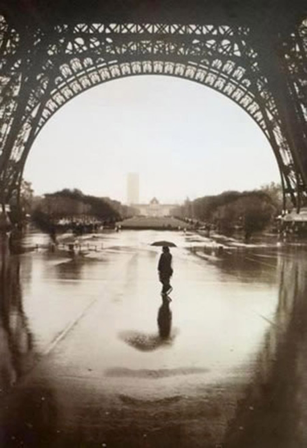 Foto com Torre Eiffel cria imagem de rosto feminino (Foto: Reprodução)