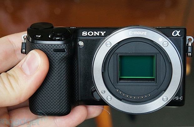 Sony NEX-5R sem lente (Foto: Reprodução/Engadget)