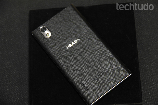 A traseira do smartphone é feita de plástico com ranhuras e ostenta o nome da marca em letras prateadas (Foto: TechTudo)