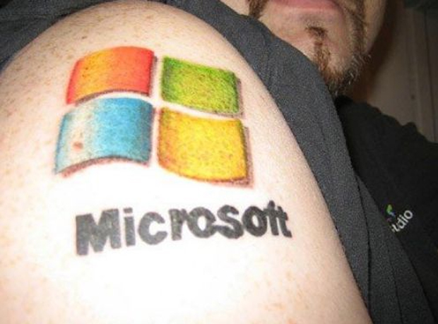 Logo da Microsoft tatuada no braço (Foto: Reprodução)