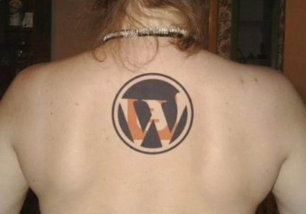 Tatuagem mescla logos do WordPress e do Blogger (Foto: Reprodução)