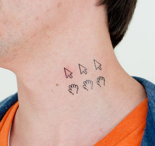 Cursores tatuados no pescoço (Foto: Reprodução)