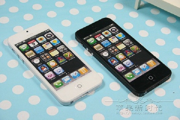 Protótipo chinês do iPhone 5 em duas cores (Foto: Reprodução) (Foto: Protótipo chinês do iPhone 5 em duas cores (Foto: Reprodução))