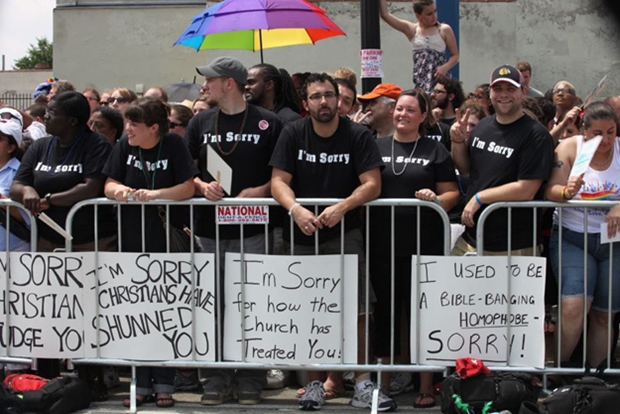 Durante passeata gay, cristãos pedem perdão por homofobia (Foto: Reprodução)