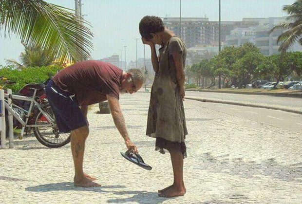 Homem doa seu chinelo à moradora de rua, no Rio (Foto: Reprodução)