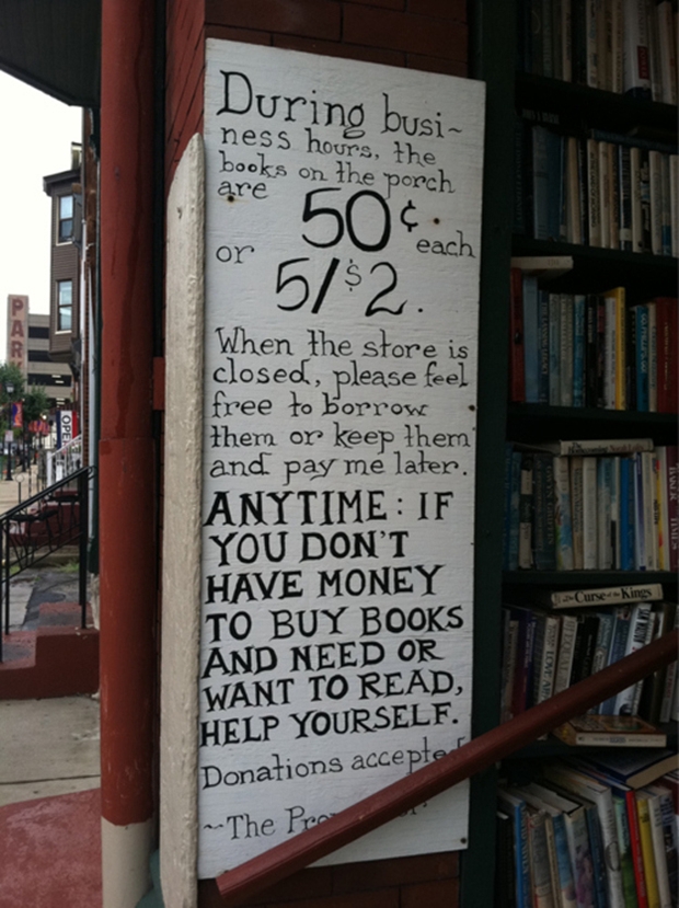 Cartaz diz que todos podem pegar livros para ler à vontade (Foto: Reprodução)