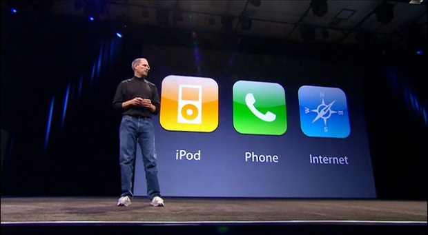 O iPhone e suas multiplas funcionalidades apresentado por Steve Jobs em 2007 (Foto: Reprodução/Rossel &amp; Cie)